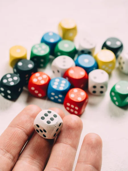 Farbwürfel in der Hand. Brettspiel Casino Risiko Glück — Stockfoto
