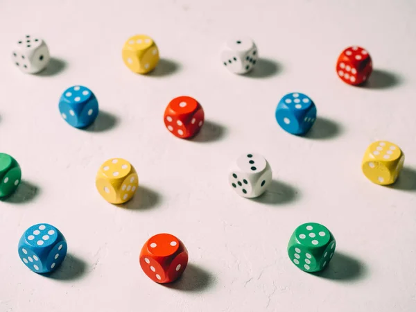Warna klasik dadu kubus. latar belakang permainan papan — Stok Foto