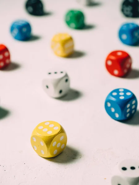 Warna klasik dadu kubus. latar belakang permainan papan — Stok Foto