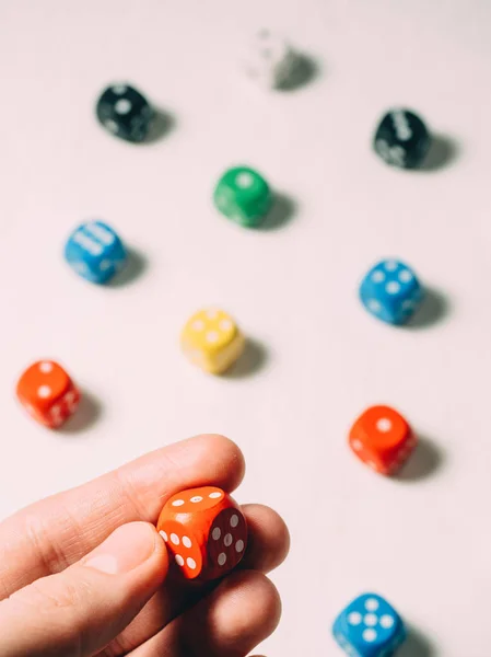 Farbwürfel in der Hand. Brettspiel Casino Risiko Glück — Stockfoto