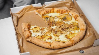 Teslimat kutusunda armut ve dor mavi peynir ile Pizza