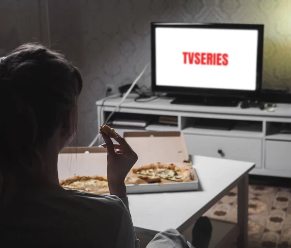 Oturma odasında Tv dizisi ile delivey kutusunda Pizza