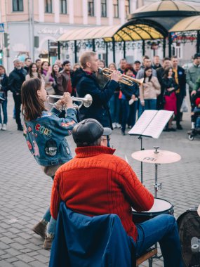 Kazan, Rusya - 21 Nisan 2019. Bauman sokakta şehir merkezinde Grup müzisyenleri