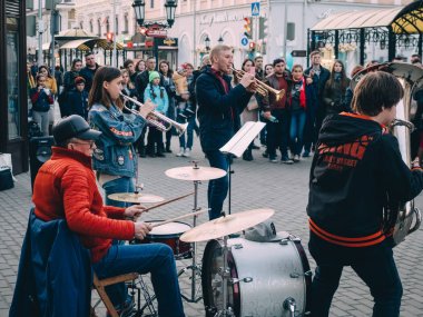 Kazan, Rusya - 21 Nisan 2019. Bauman sokakta şehir merkezinde Grup müzisyenleri