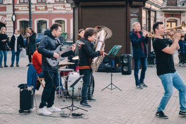Kazan, Rusya - 21 Nisan 2019. Bauman sokakta şehir merkezinde Grup müzisyenleri