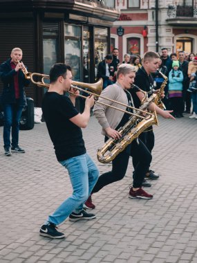 Kazan, Rusya - 21 Nisan 2019. Bauman sokakta şehir merkezinde Grup müzisyenleri