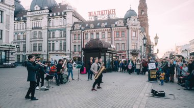 Kazan, Rusya - 21 Nisan 2019. Bauman sokakta şehir merkezinde Grup müzisyenleri