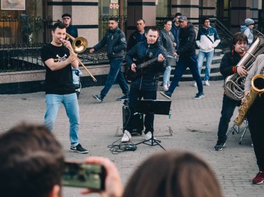 Kazan, Rusya - 21 Nisan 2019. Bauman sokakta şehir merkezinde Grup müzisyenleri