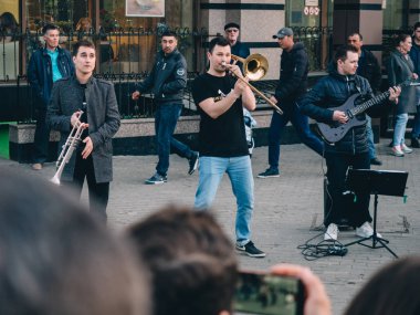 Kazan, Rusya - 21 Nisan 2019. Bauman sokakta şehir merkezinde Grup müzisyenleri