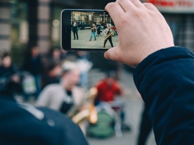 Kazan, Rusya - 21 Nisan 2019. Bauman sokakta şehir merkezinde Grup müzisyenleri