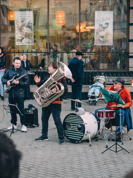 Kazan, Rusland-21 april 2019. Band muzikanten in het centrum van de stad op Bauman Street — Stockfoto