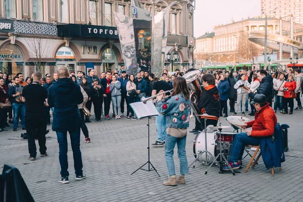 KAZAN, RUSSIA - 21 APRILE 2019. Musicisti della band nel centro della città in via Bauman — Foto Stock