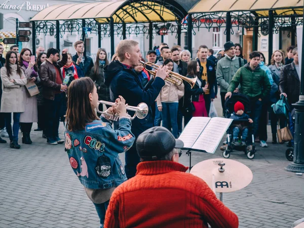 КАЗАН, РОССИЯ - 21 апреля 2019 года. Музыканты группы в центре города на улице Бауман — стоковое фото
