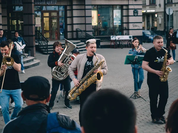 คาซาน รัสเซีย 21 เมษายน 2019 นักดนตรีวงในใจกลางเมืองบนถนน Bauman — ภาพถ่ายสต็อก