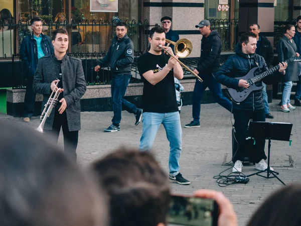 KAZAN, RUSSIA - 21 APRILE 2019. Musicisti della band nel centro della città in via Bauman — Foto Stock