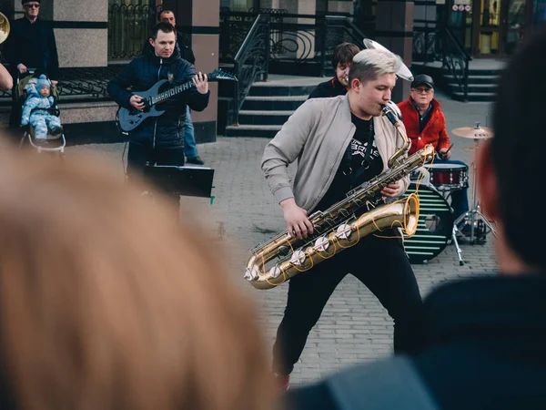 KAZAN, RUSSIA - 21 APRILE 2019. Musicisti della band nel centro della città in via Bauman — Foto Stock