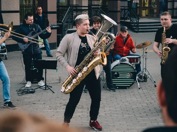 KAZAN, RUSSIE - le 21 avril 2019. Musiciens de fanfare dans le centre de la ville sur la rue Bauman — Photo
