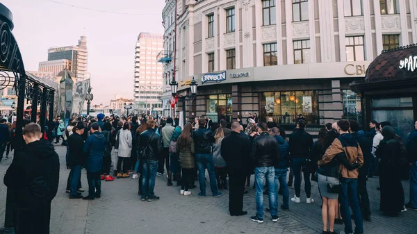 КАЗАН, РОССИЯ - 21 апреля 2019 года. Музыканты группы в центре города на улице Бауман — стоковое фото