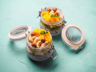 Hindistan cevizi sütü, mango ve fındık ile kavanozda Chia tohum puding