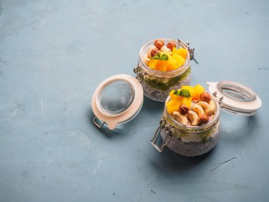 Hindistan cevizi sütü, mango ve fındık ile kavanozda Chia tohum puding