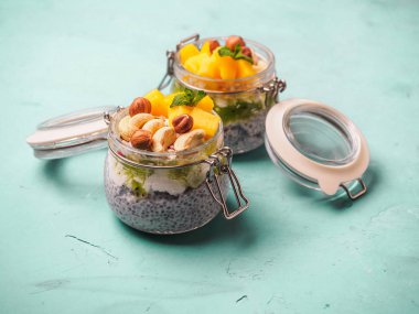 Hindistan cevizi sütü, mango ve fındık ile kavanozda Chia tohum puding