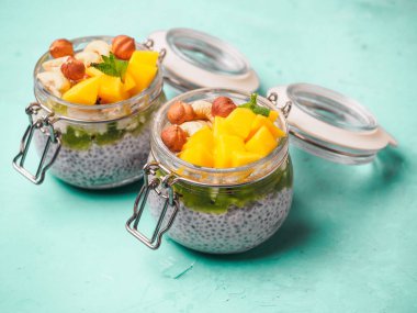 Hindistan cevizi sütü, mango ve fındık ile kavanozda Chia tohum puding