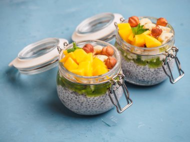 Hindistan cevizi sütü, mango ve fındık ile kavanozda Chia tohum puding