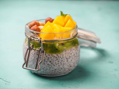Hindistan cevizi sütü, mango ve fındık ile kavanozda Chia tohum puding