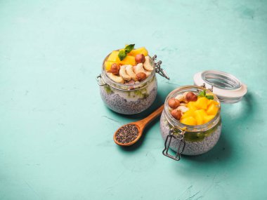 Hindistan cevizi sütü, mango ve fındık ile kavanozda Chia tohum puding
