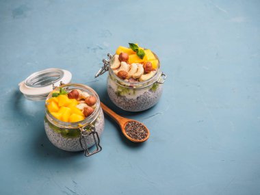 Hindistan cevizi sütü, mango ve fındık ile kavanozda Chia tohum puding