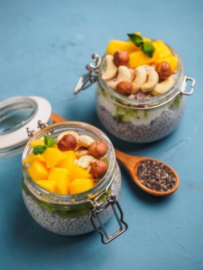 Hindistan cevizi sütü, mango ve fındık ile kavanozda Chia tohum puding