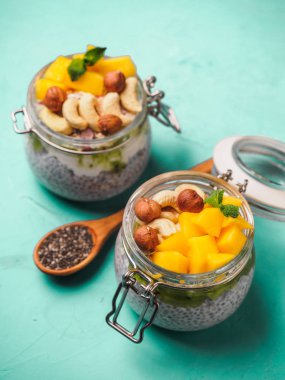 Hindistan cevizi sütü, mango ve fındık ile kavanozda Chia tohum puding