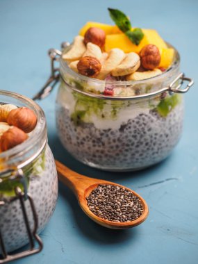 Hindistan cevizi sütü, mango ve fındık ile kavanozda Chia tohum puding