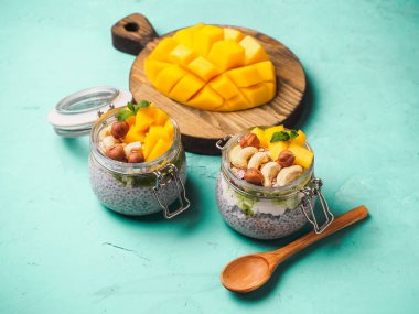 Hindistan cevizi sütü, mango ve fındık ile kavanozda Chia tohum puding