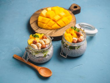 Hindistan cevizi sütü, mango ve fındık ile kavanozda Chia tohum puding