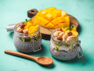 Hindistan cevizi sütü, mango ve fındık ile kavanozda Chia tohum puding