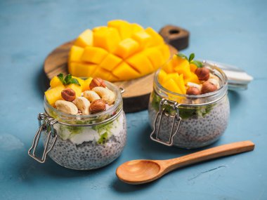 Hindistan cevizi sütü, mango ve fındık ile kavanozda Chia tohum puding