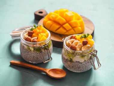 Hindistan cevizi sütü, mango ve fındık ile kavanozda Chia tohum puding