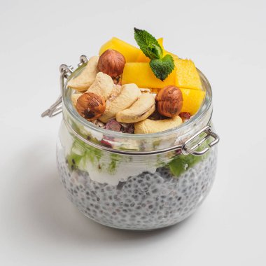 Hindistan cevizi sütü, mango ve fındık ile kavanozda Chia tohum puding