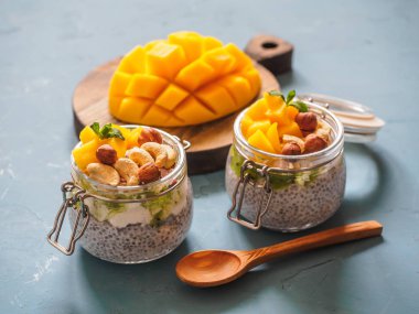 Hindistan cevizi sütü, mango ve fındık ile kavanozda Chia tohum puding
