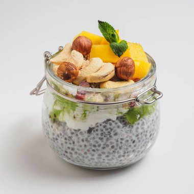 Hindistan cevizi sütü, mango ve fındık ile kavanozda Chia tohum puding