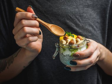 Hindistan cevizi sütü, mango ve fındık ile kavanozda Chia tohum puding