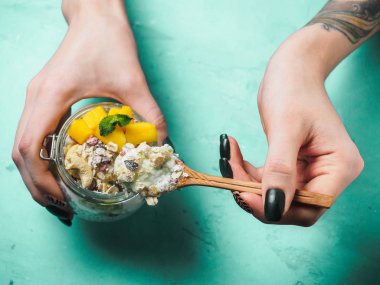 Hindistan cevizi sütü, mango ve fındık ile kavanozda Chia tohum puding
