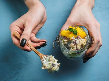 Hindistan cevizi sütü, mango ve fındık ile kavanozda Chia tohum puding