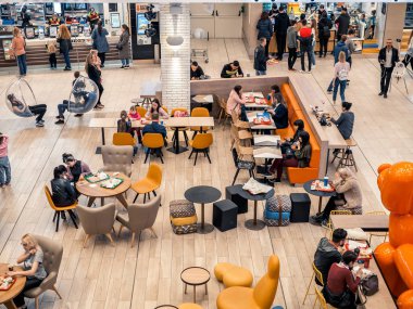 Kazan, Rusya - 5 Mayıs 2019. Mega alışveriş merkezi. Delicious Boulevard İnsanlar - gıda mahkeme