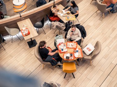 Kazan, Rusya - 5 Mayıs 2019. Mega alışveriş merkezi. Delicious Boulevard İnsanlar - gıda mahkeme