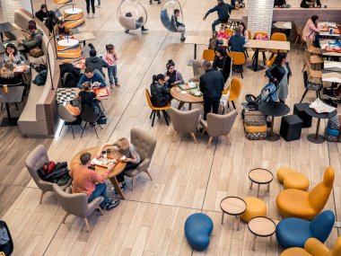 Kazan, Rusya - 5 Mayıs 2019. Mega alışveriş merkezi. Delicious Boulevard İnsanlar - gıda mahkeme