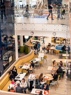 Kazan, Rusya - 5 Mayıs 2019. Mega alışveriş merkezi. Delicious Boulevard İnsanlar - gıda mahkeme