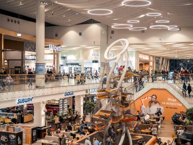 Kazan, Rusya - 5 Mayıs 2019. Mega alışveriş merkezi. Delicious Boulevard İnsanlar - gıda mahkeme