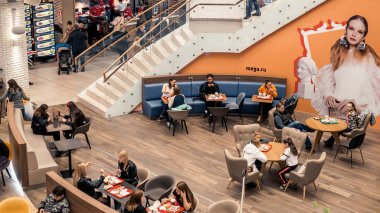 Kazan, Rusya - 5 Mayıs 2019. Mega alışveriş merkezi. Delicious Boulevard İnsanlar - gıda mahkeme